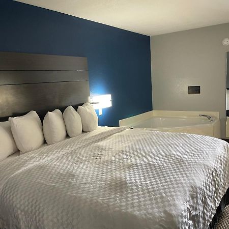Clairmont Inn & Suites - Warren Esterno foto