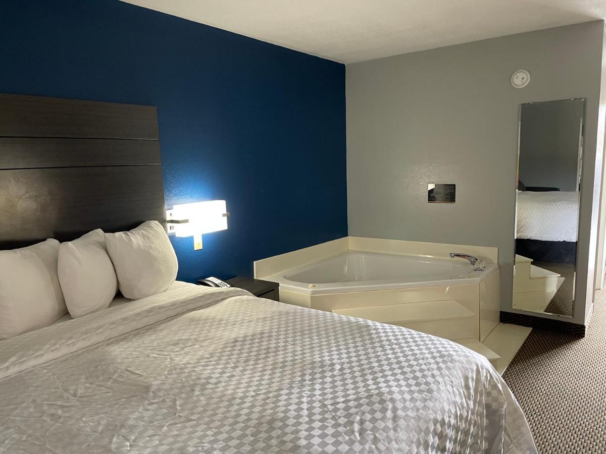 Clairmont Inn & Suites - Warren Esterno foto