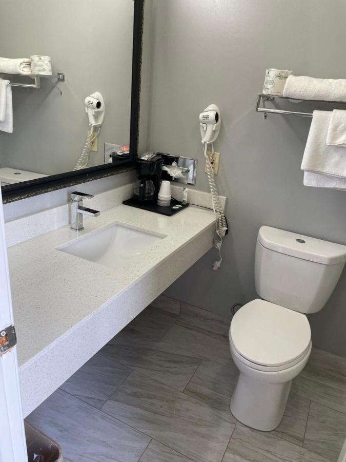 Clairmont Inn & Suites - Warren Esterno foto