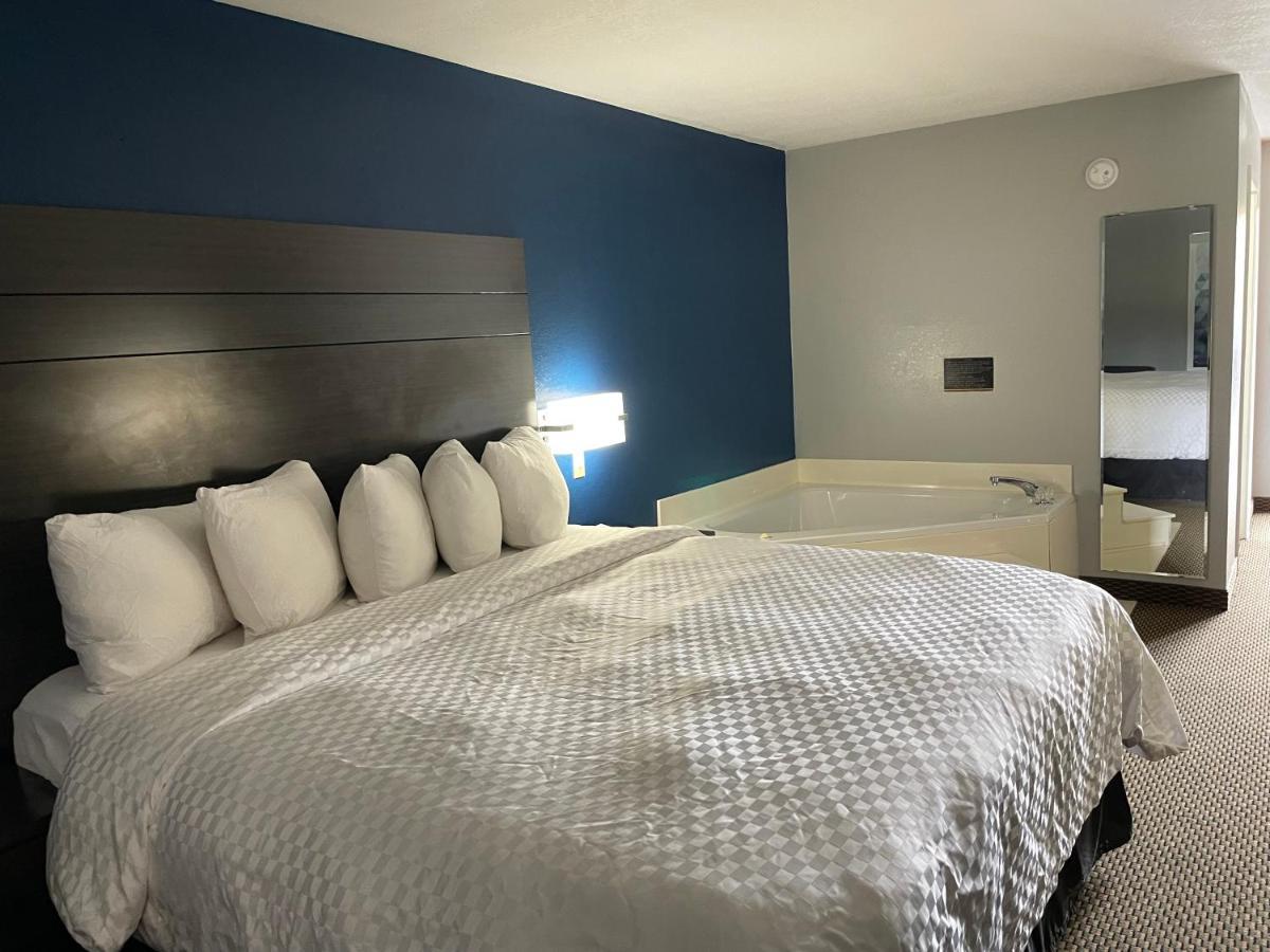Clairmont Inn & Suites - Warren Esterno foto