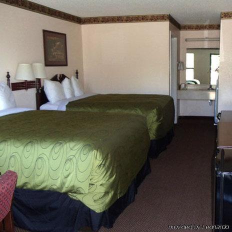Clairmont Inn & Suites - Warren Camera foto