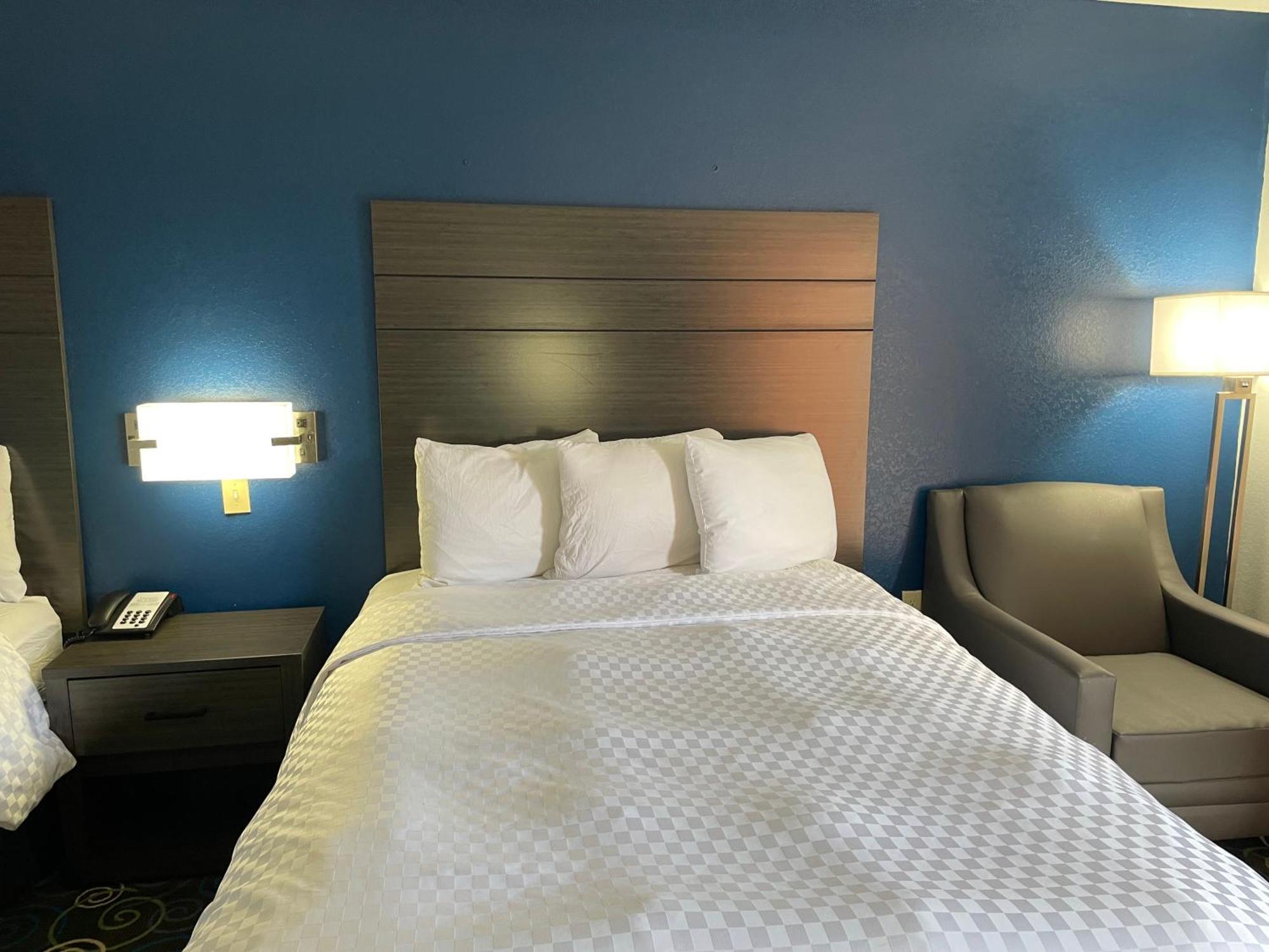 Clairmont Inn & Suites - Warren Esterno foto
