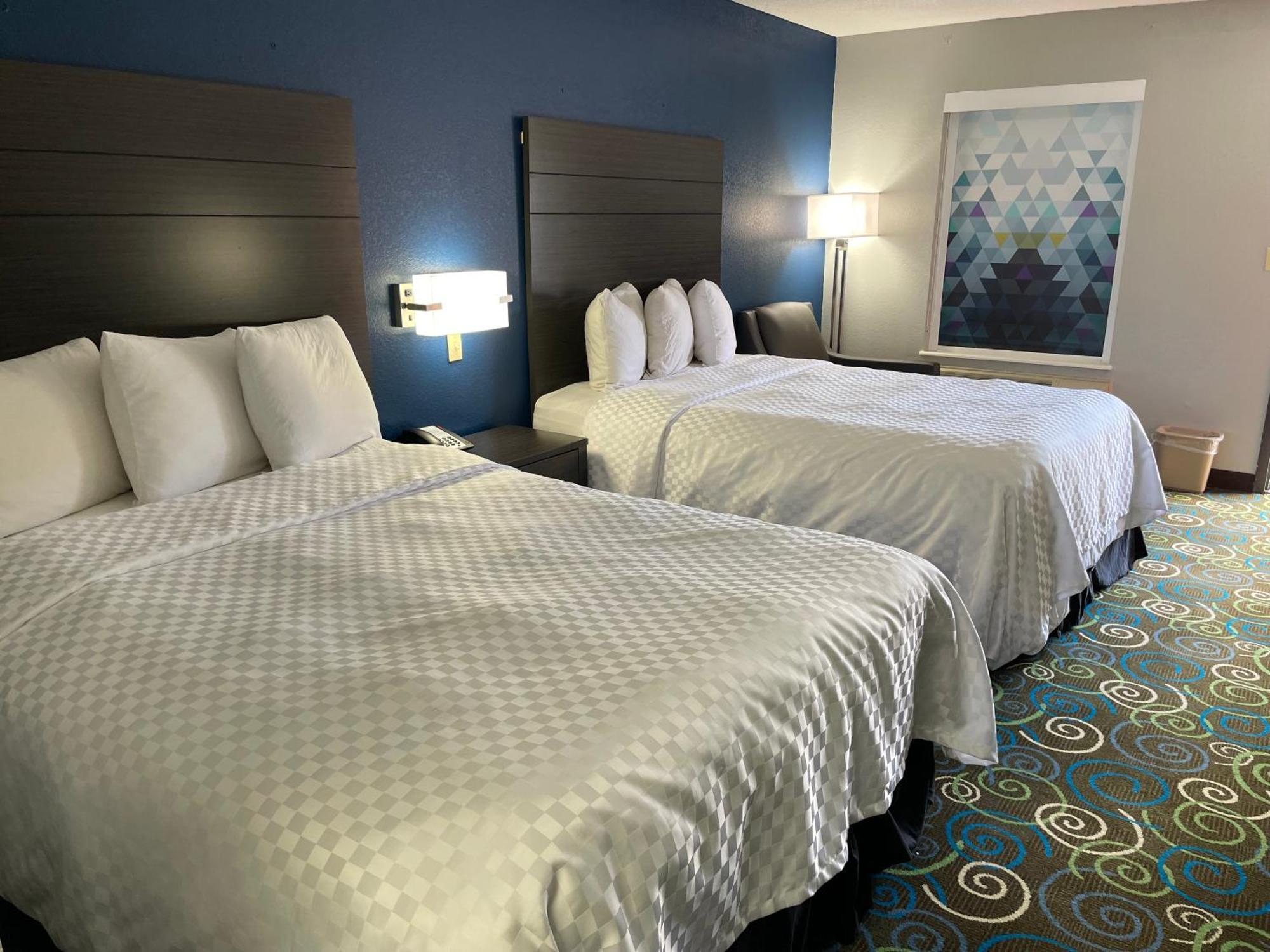 Clairmont Inn & Suites - Warren Esterno foto