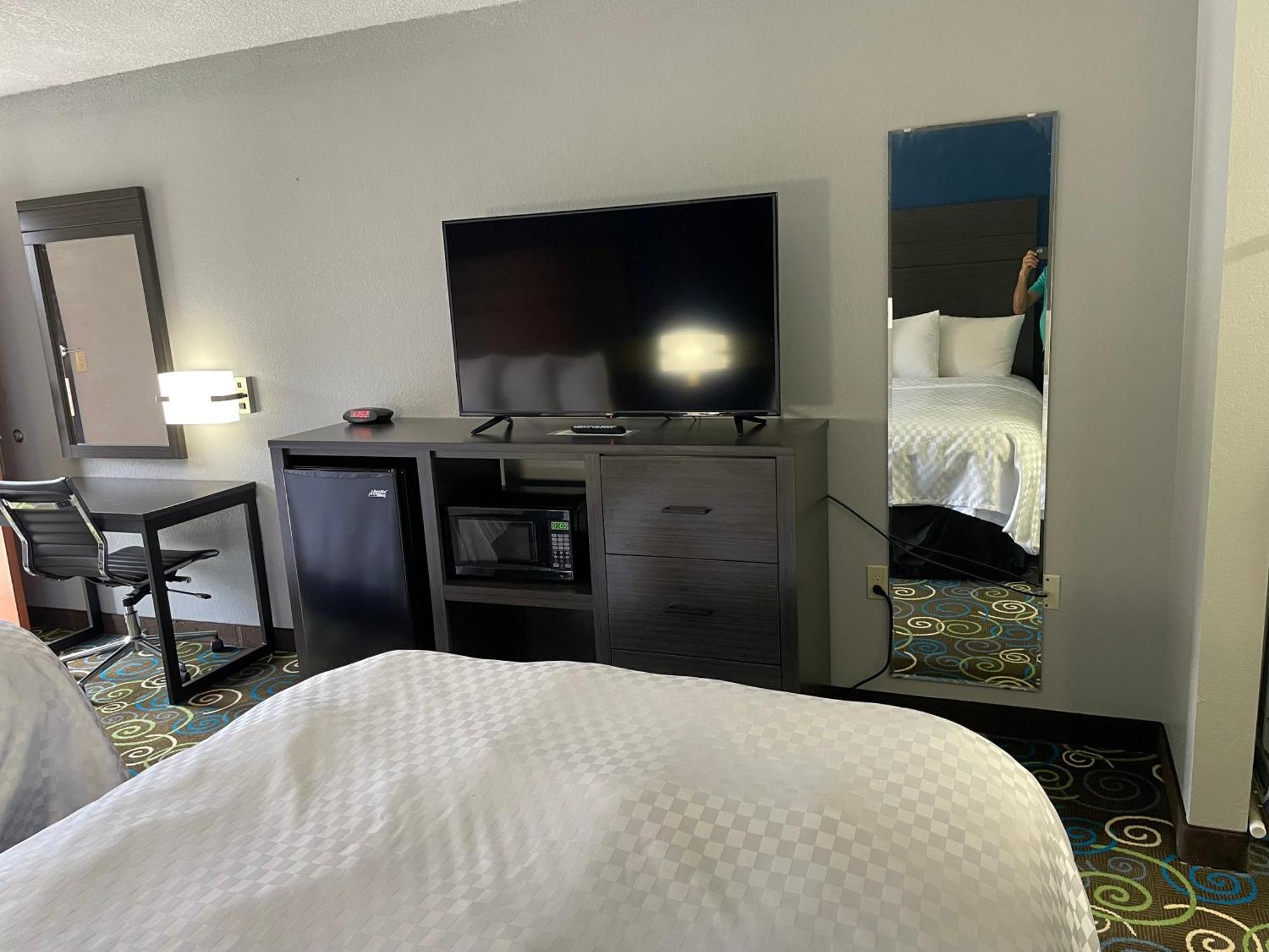 Clairmont Inn & Suites - Warren Esterno foto