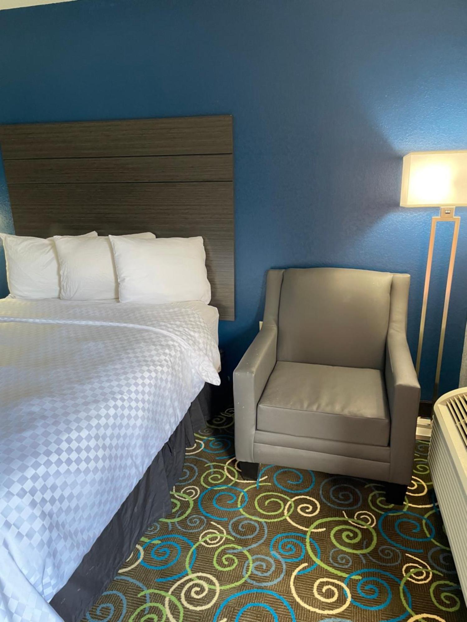 Clairmont Inn & Suites - Warren Esterno foto