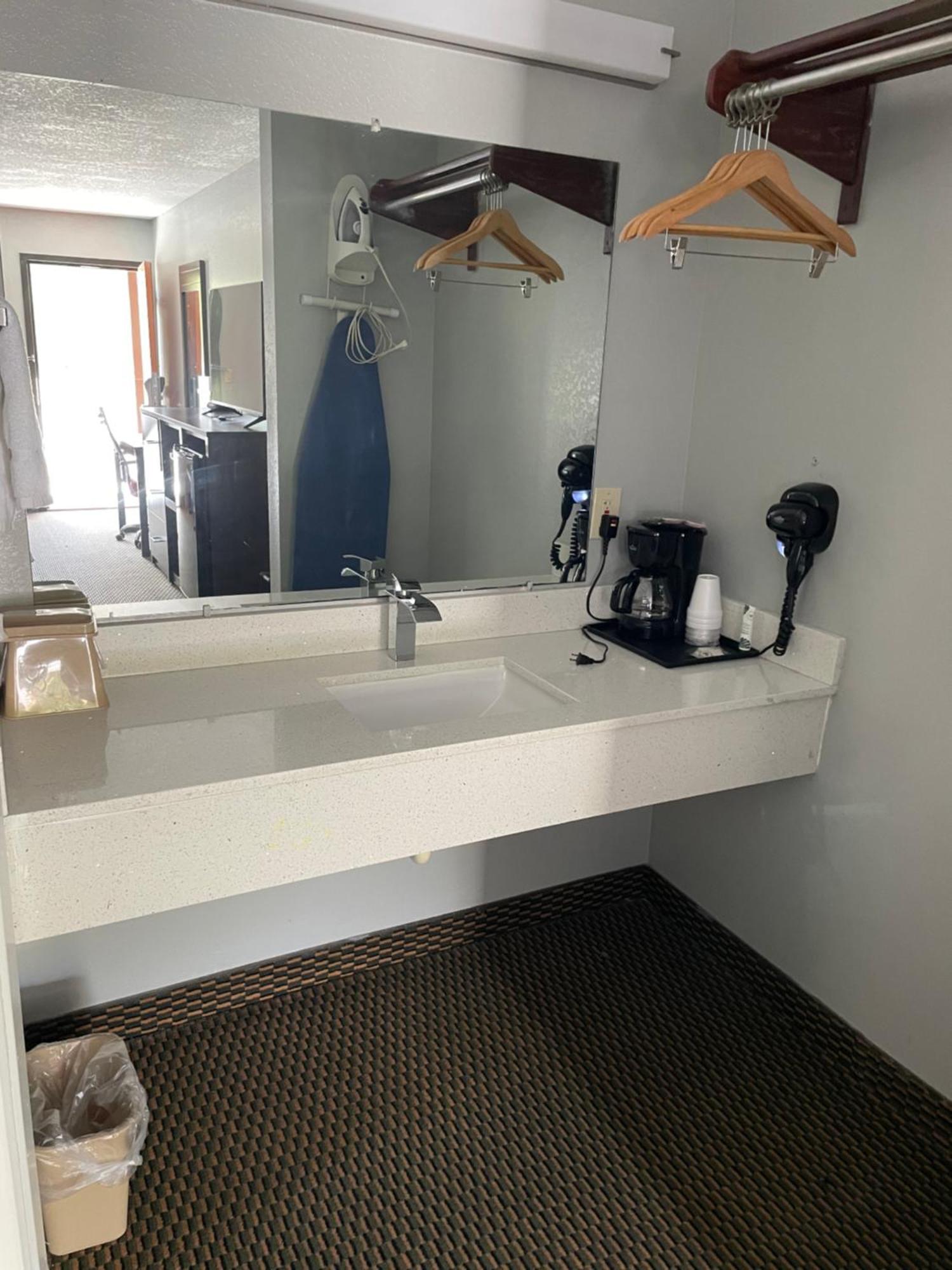 Clairmont Inn & Suites - Warren Esterno foto