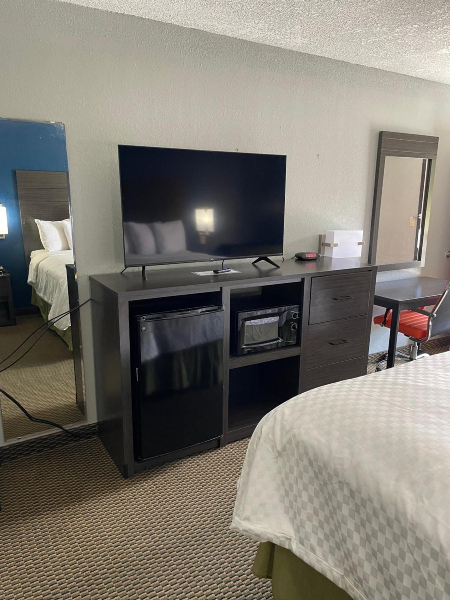 Clairmont Inn & Suites - Warren Esterno foto