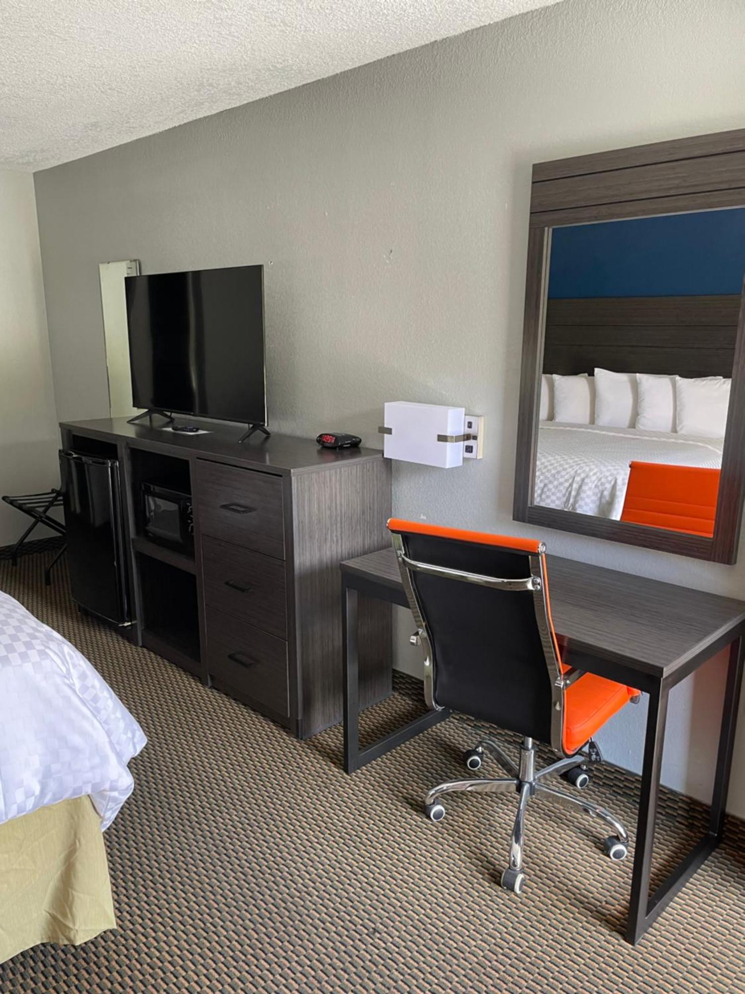 Clairmont Inn & Suites - Warren Esterno foto