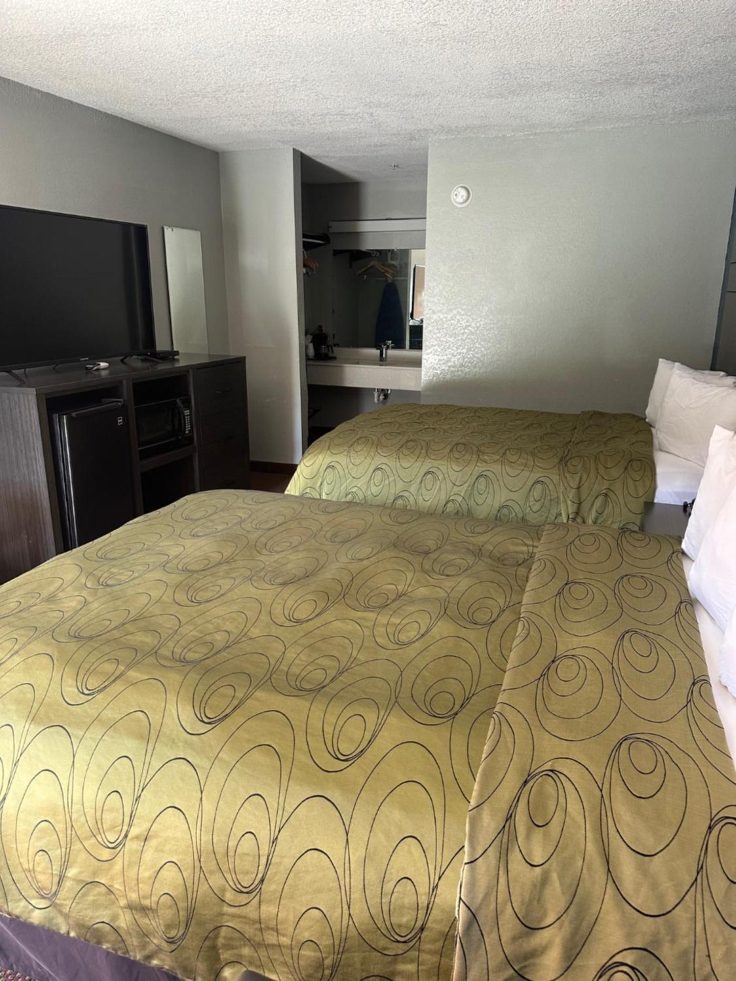 Clairmont Inn & Suites - Warren Esterno foto