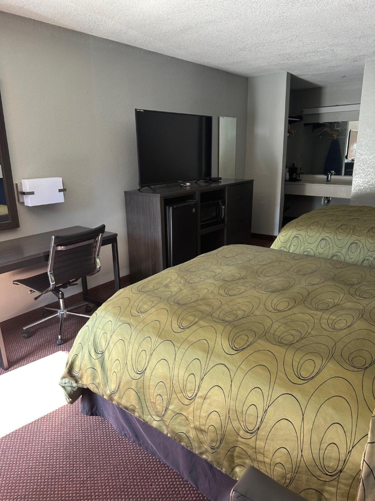 Clairmont Inn & Suites - Warren Esterno foto