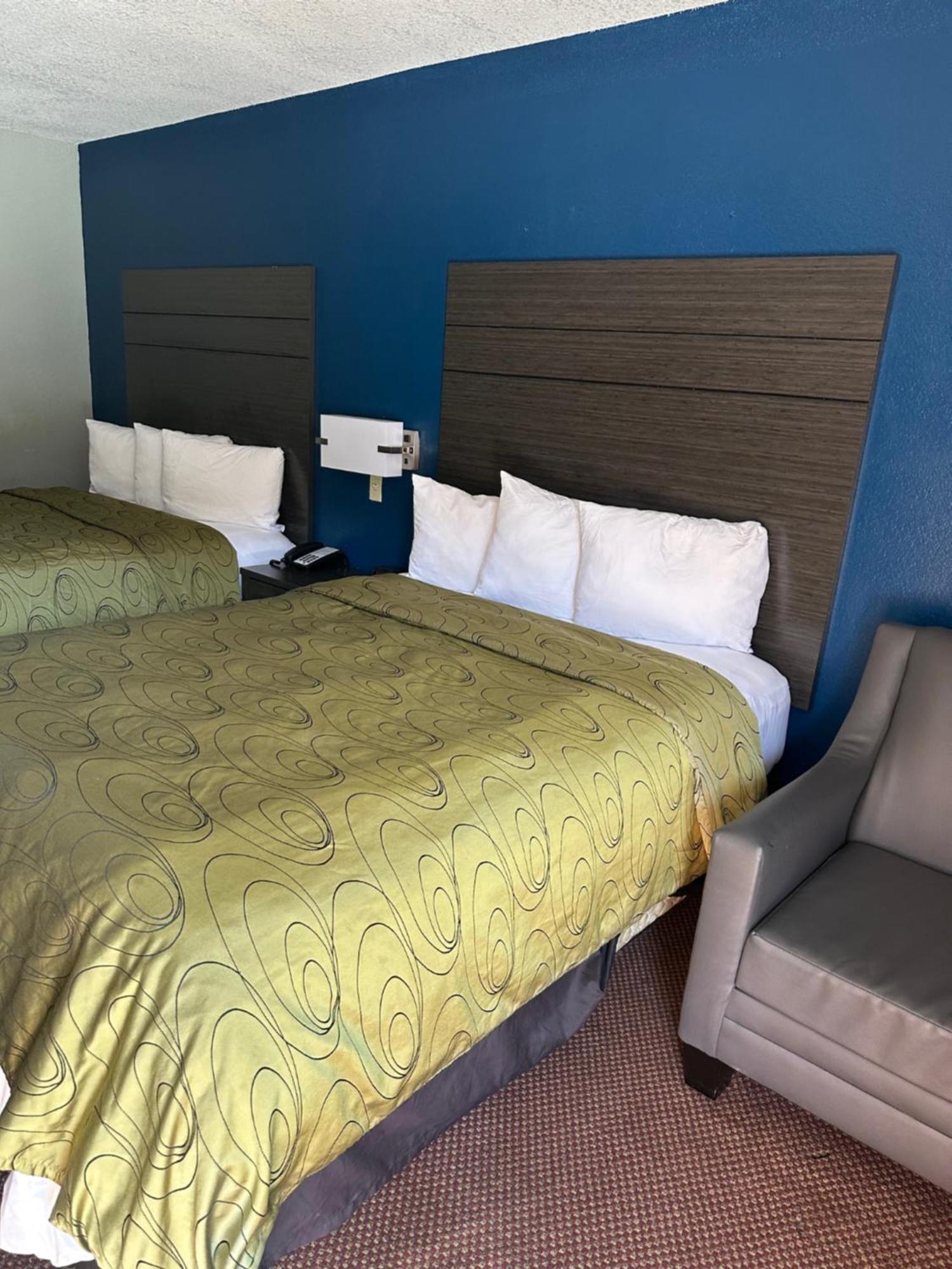 Clairmont Inn & Suites - Warren Esterno foto