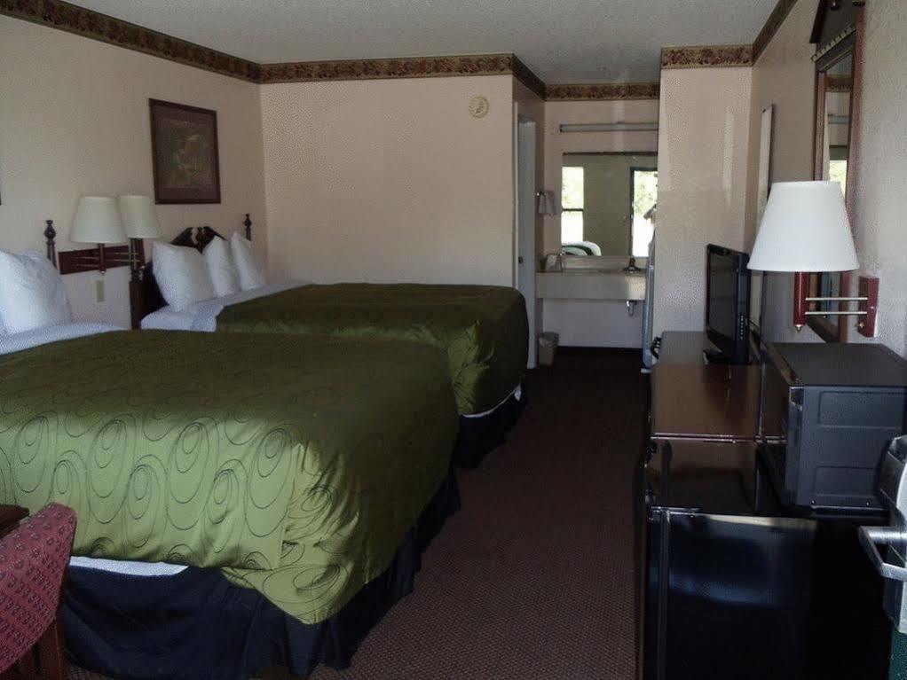 Clairmont Inn & Suites - Warren Esterno foto