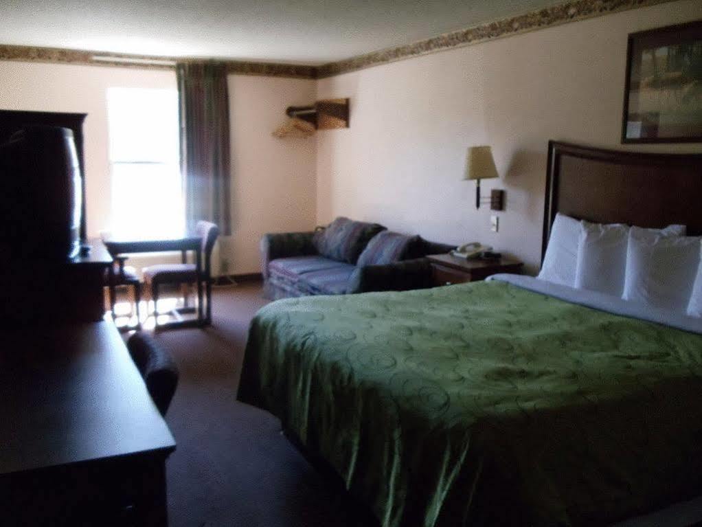 Clairmont Inn & Suites - Warren Esterno foto