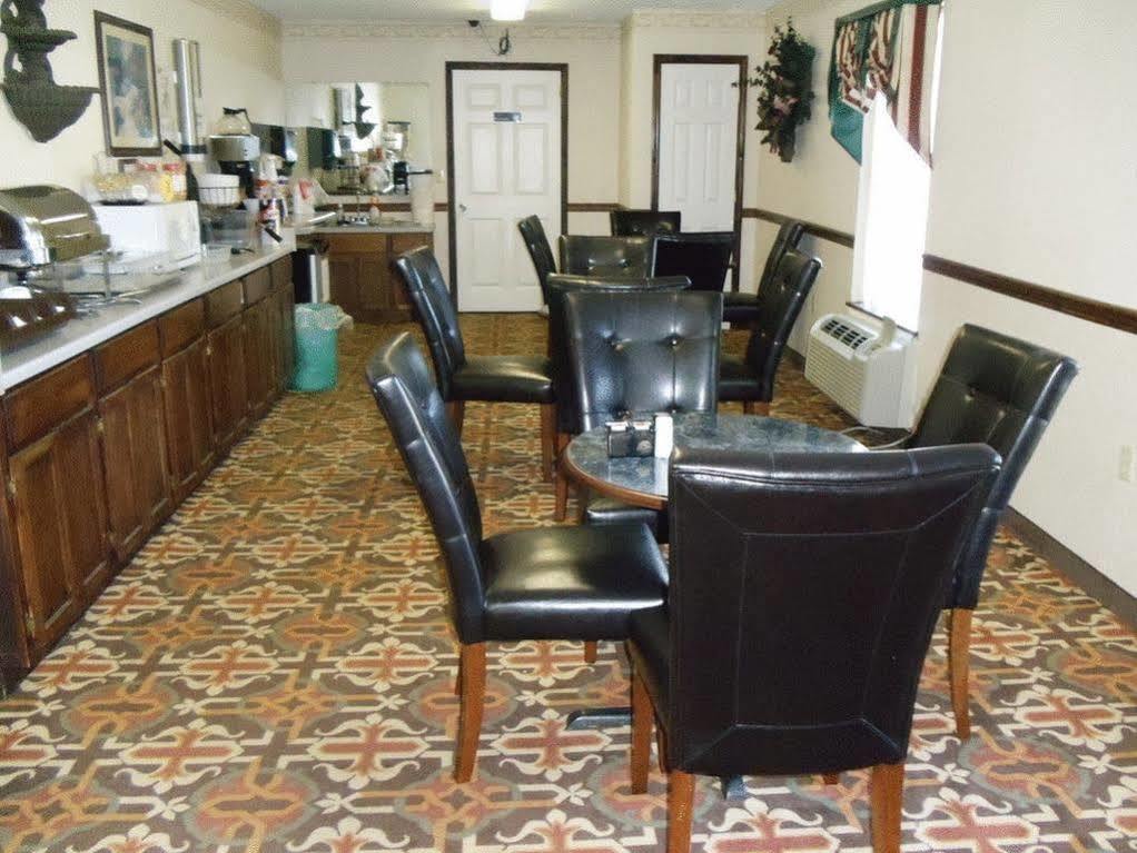 Clairmont Inn & Suites - Warren Esterno foto